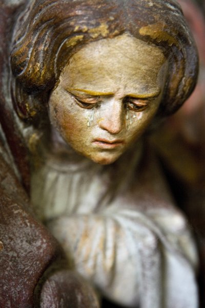 Altaarstuk, rechter paneel, detail, De Kruisafneming (geschilderde steen) door Ligier Richier